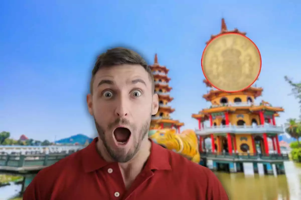 Hombre sorprendido frente a una pagoda con una moneda grande en el cielo.