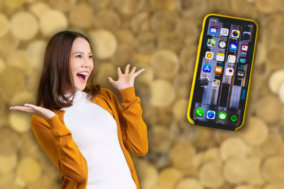 Una mujer sonriente con un suéter naranja y una camiseta blanca levanta las manos con entusiasmo mientras un teléfono inteligente con una pantalla rota flota a su lado, con un fondo borroso de tonos dorados.