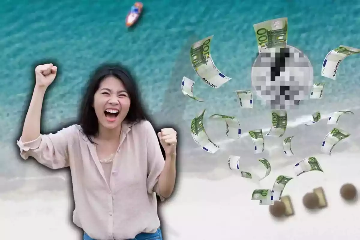 Una mujer sonriente con los puños levantados en una playa mientras billetes de euro flotan a su alrededor.