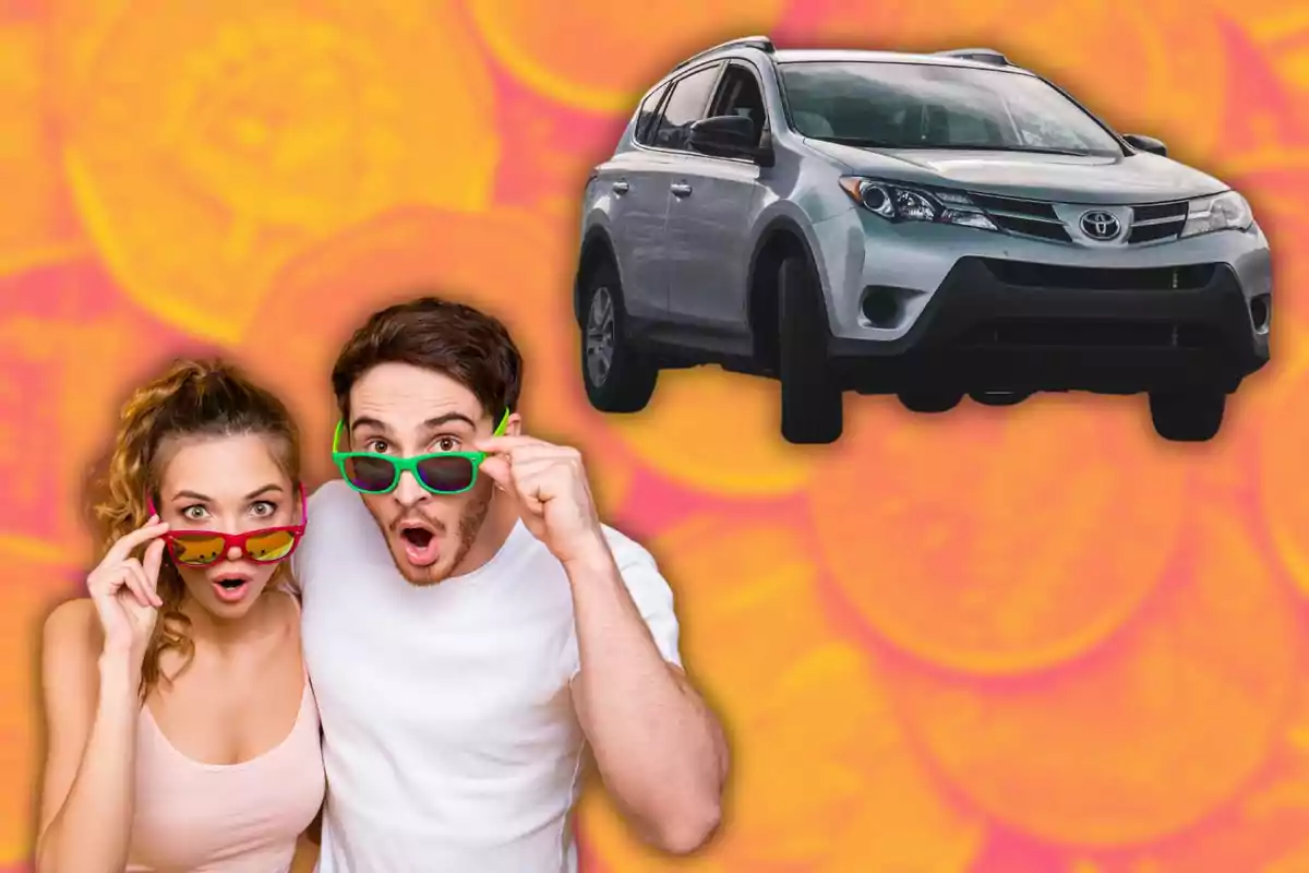 Una pareja con gafas de sol de colores brillantes parece sorprendida mientras mira hacia un automóvil Toyota gris sobre un fondo colorido.