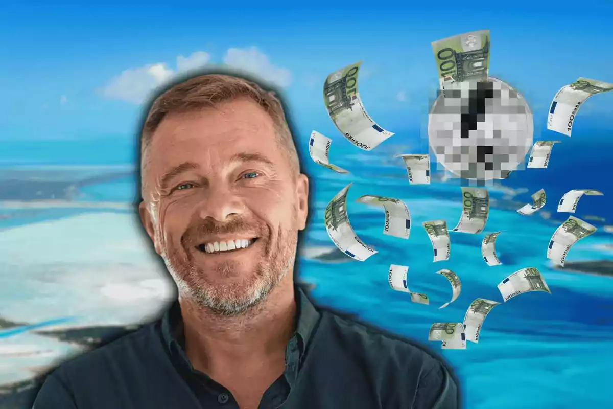 Hombre sonriente con fondo de playa y billetes de 100 euros flotando alrededor de un reloj pixelado.