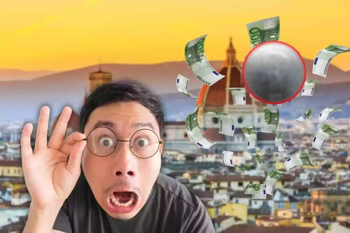 Hombre sorprendido con gafas frente a un paisaje urbano al atardecer con billetes de euro flotando en el aire.