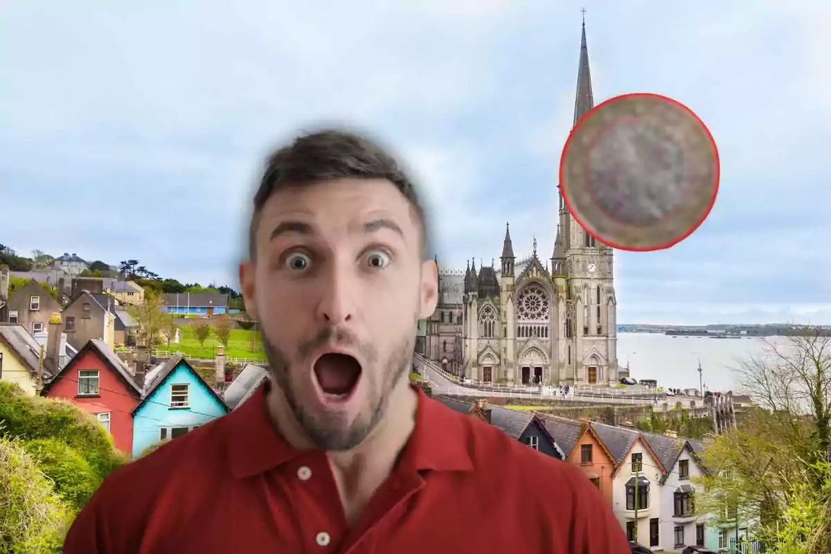 Un hombre sorprendido frente a un paisaje urbano con una catedral y casas coloridas al fondo y un objeto circular borroso en el cielo.