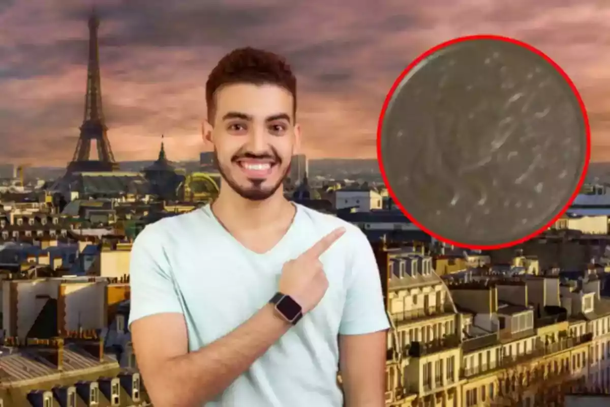 Un hombre sonriente señala un objeto circular borroso en un paisaje urbano con la Torre Eiffel al fondo.