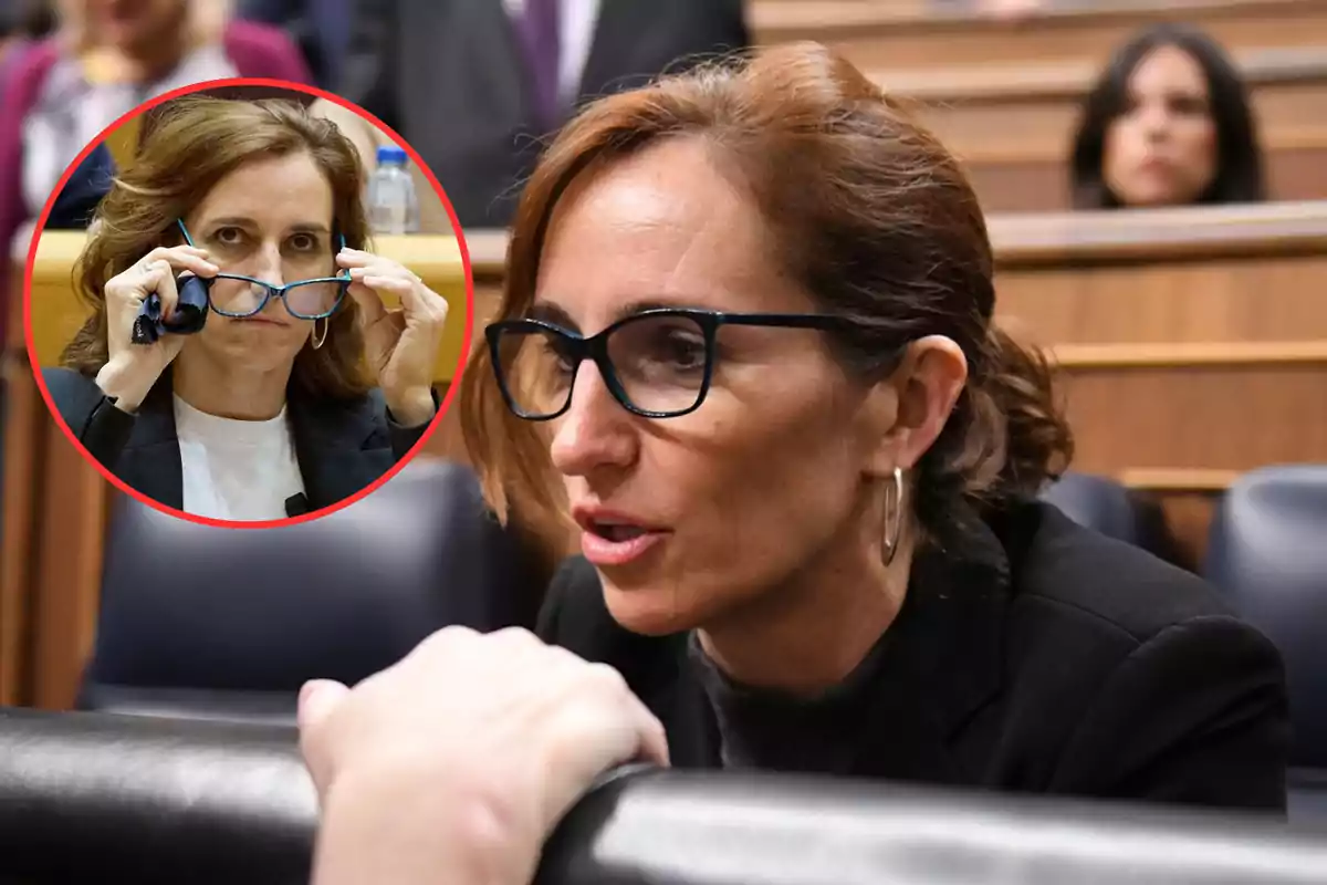 Una mujer con gafas está en un entorno formal, mientras que en un recuadro se muestra a la misma persona ajustándose las gafas.