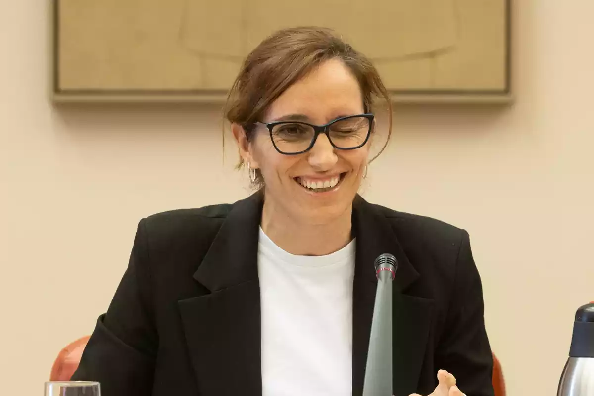 Mónica García guiña un ojo durante la celebración de una Comisión Mixta