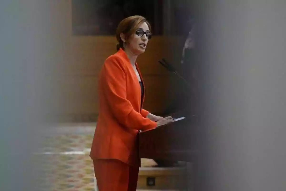 Mónica García hablando en un atril
