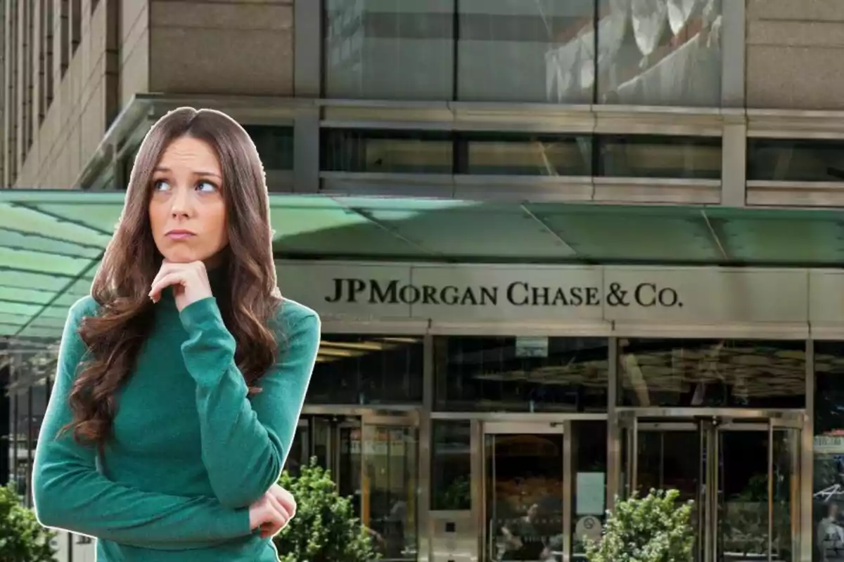 Una mujer con expresión pensativa está frente a un edificio de JP Morgan Chase & Co. Una mujer con expresión pensativa está frente a un edificio de JP Morgan Chase & Co.