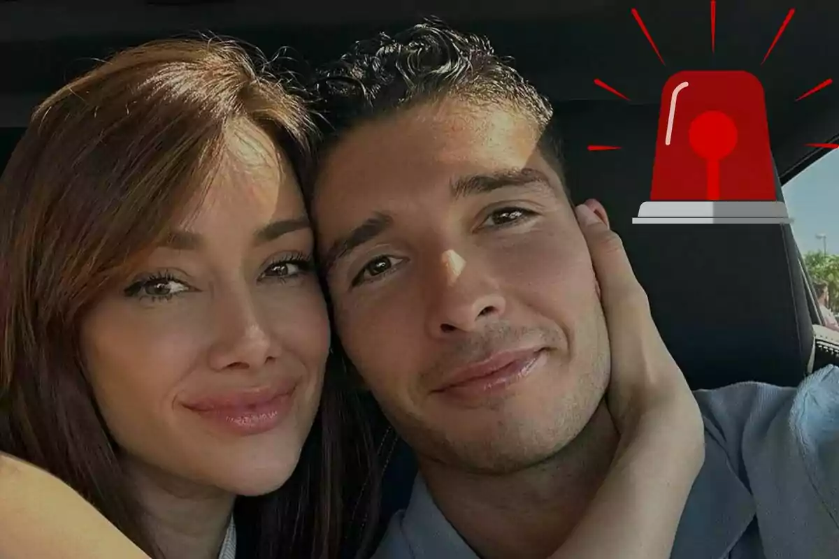 Adara Molinero y Álex Ghita sonriente posando para una selfie con un ícono de sirena roja en la esquina superior derecha.