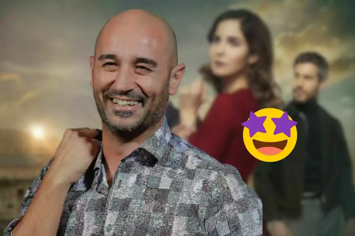 Alain Hernández sonriente con barba y camisa estampada, con una pareja desenfocada en el fondo y un emoji de cara con estrellas en los ojos.