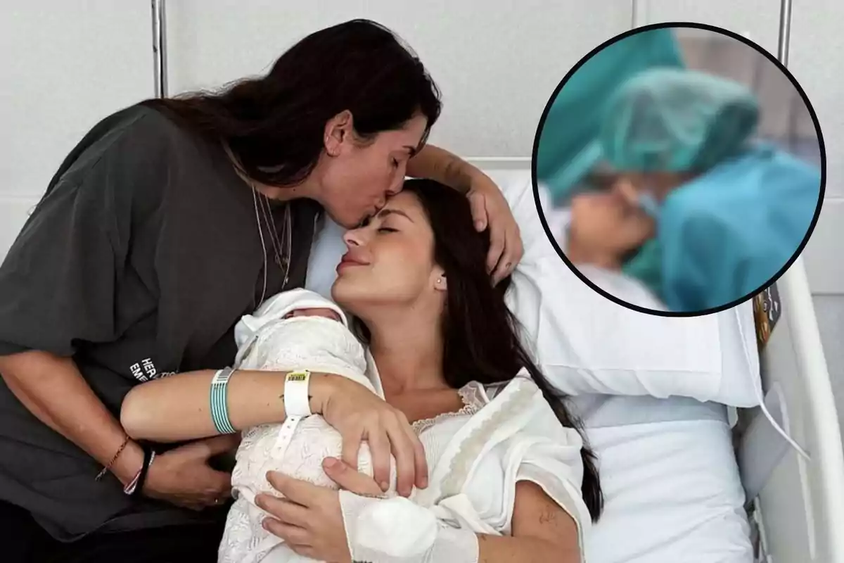 Dulceida acostada en una cama de hospital sostiene a un bebé recién nacido mientras Alba Paul le da un beso en la frente.