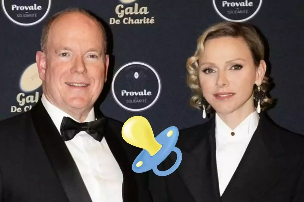 Alberto de Mónaco y Charlene vestida de gala posando frente a un fondo con logotipos y un chupón dibujado sobre la imagen