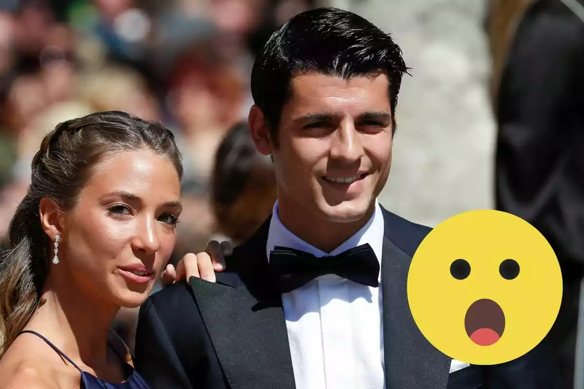 Alice Campello y Álvaro Morata vestida de gala sonríe mientras posa para una foto en un evento al aire libre, con un emoji sorprendido superpuesto en la imagen.