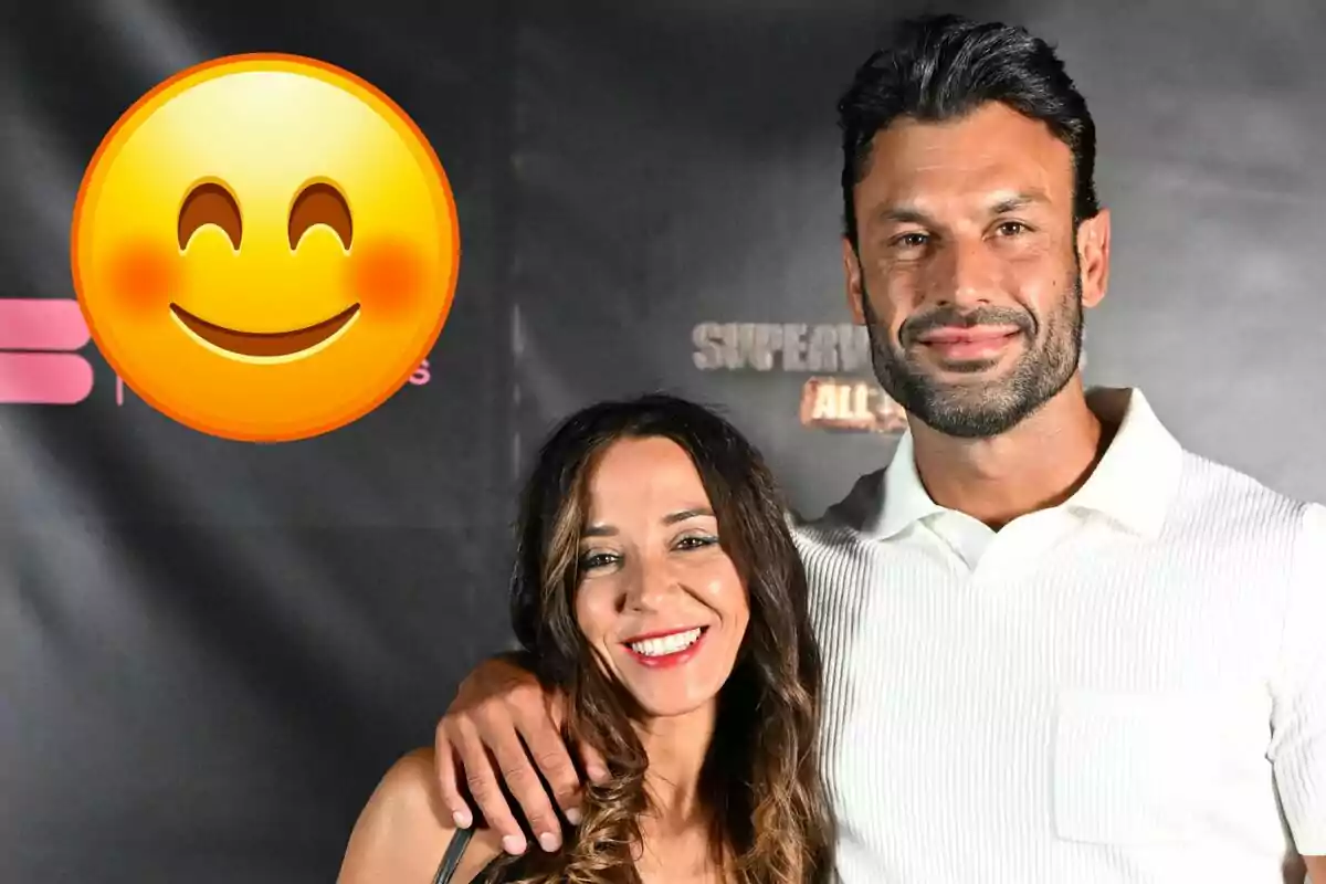 Alicia Peña y Jorge Pérez sonriente posando para una foto con un emoji de cara sonriente superpuesto en la esquina superior izquierda.