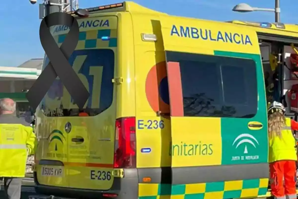 Una ambulancia de la Junta de Andalucía y un lazo negro en señal de luto