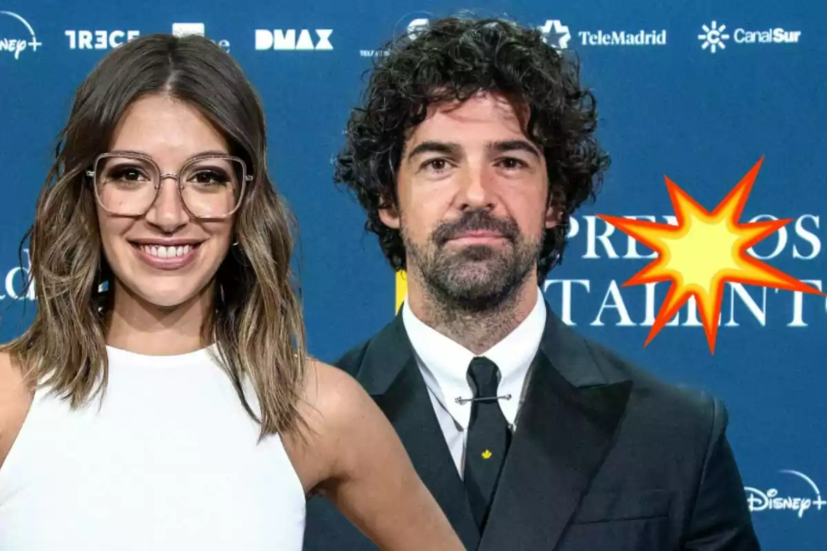 Ana Guerra y Miguel Ángel Muñoz posando en un evento con un fondo azul que tiene varios logotipos de marcas.