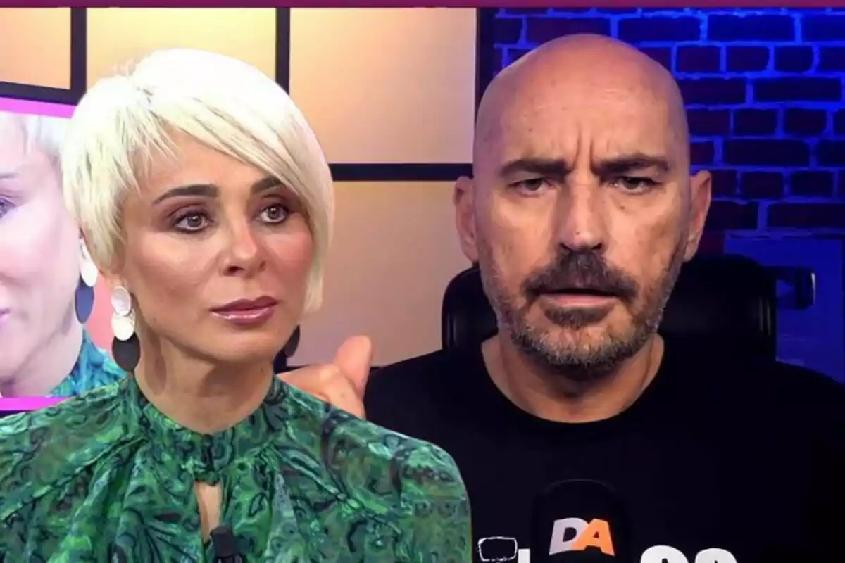 Ana María Aldón con cabello rubio corto y Diego Arrabal con barba están en un estudio de grabación con fondo de ladrillos y pantallas.