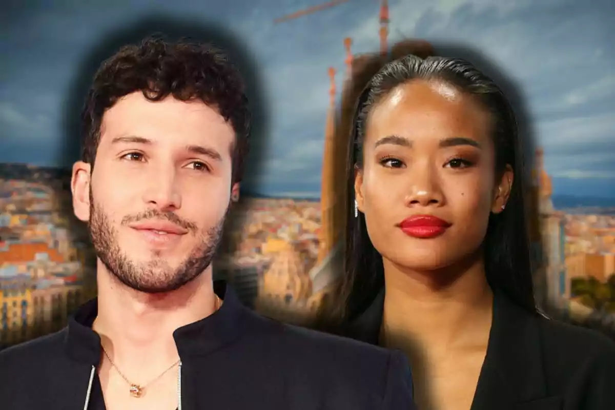 Sebastian Yatra y Nona Sobo posando frente a un fondo urbano con una estructura arquitectónica destacada.