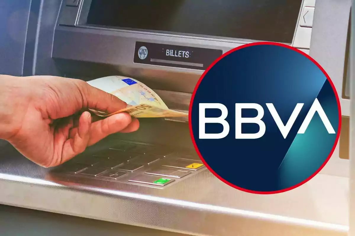 Persona insertando un billete en un cajero automático con el logotipo de BBVA en primer plano.