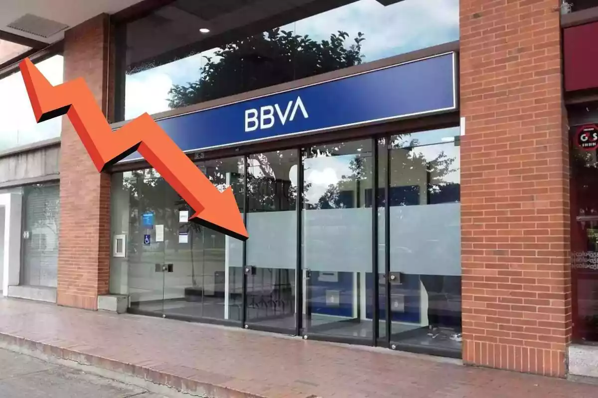 Fachada de un BBVA y una flecha apuntando hacia abajo