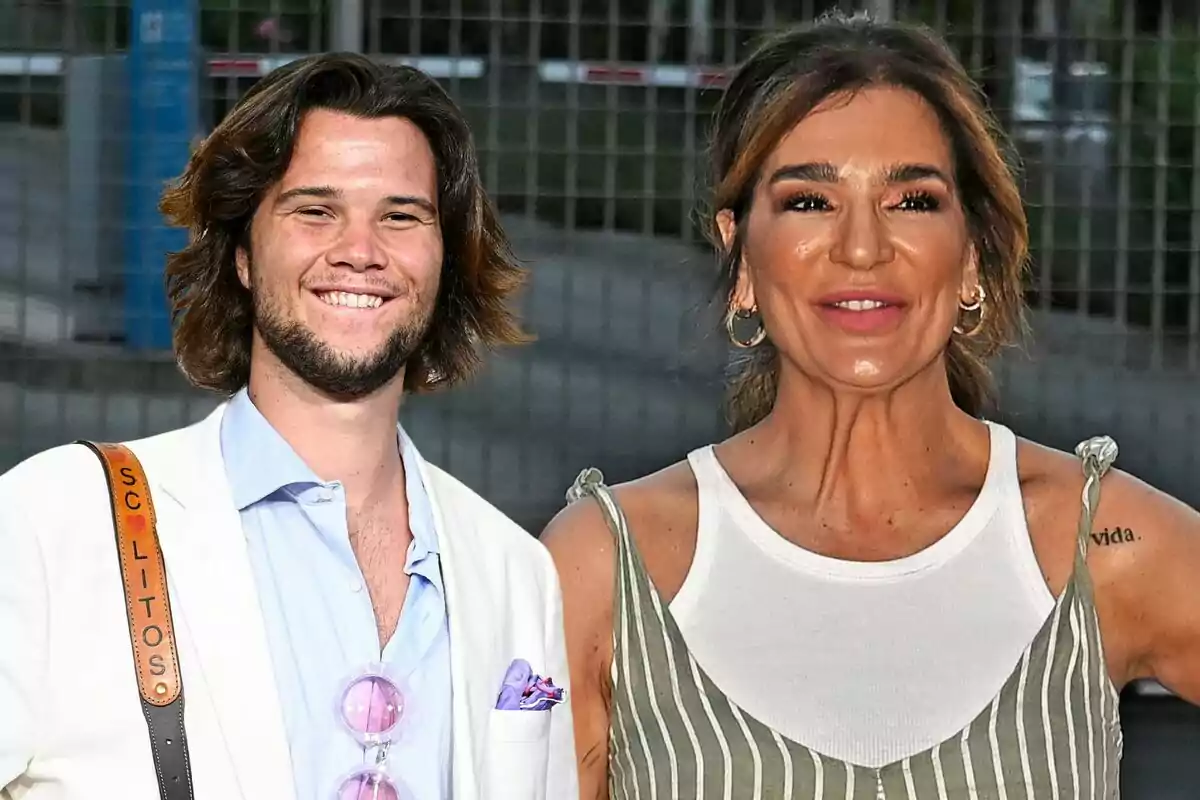 Bosco Martínez-Bordiú y Raquel Bollo sonrientes posan para la cámara, Bosco lleva una chaqueta blanca y una camisa azul, mientras que Raquel lleva una camiseta sin mangas a rayas.