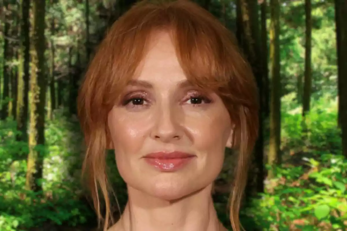 Cristina Castaño con un fondo de bosque verde.