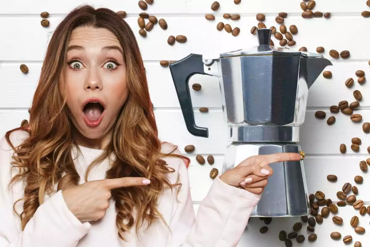 Mujer sorprendida señalando una cafetera moka rodeada de granos de café.