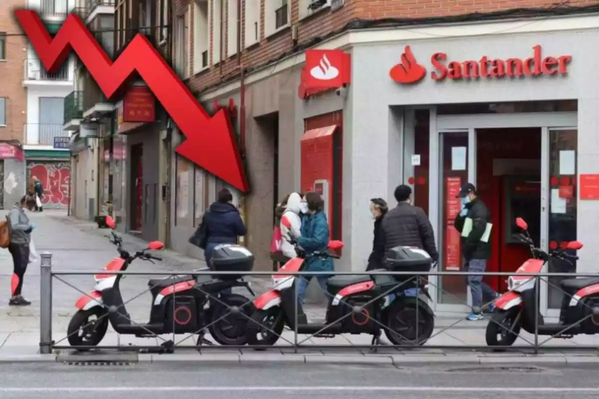 Varias personas delante de una oficina del Banco Santander y una flecha descendente