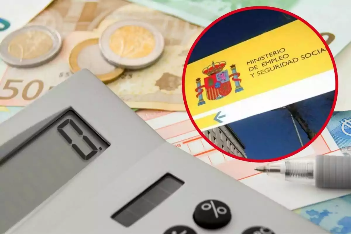 Calculadora, bolígrafo y monedas sobre billetes con un cartel del Ministerio de Empleo y Seguridad Social de España en un círculo rojo.