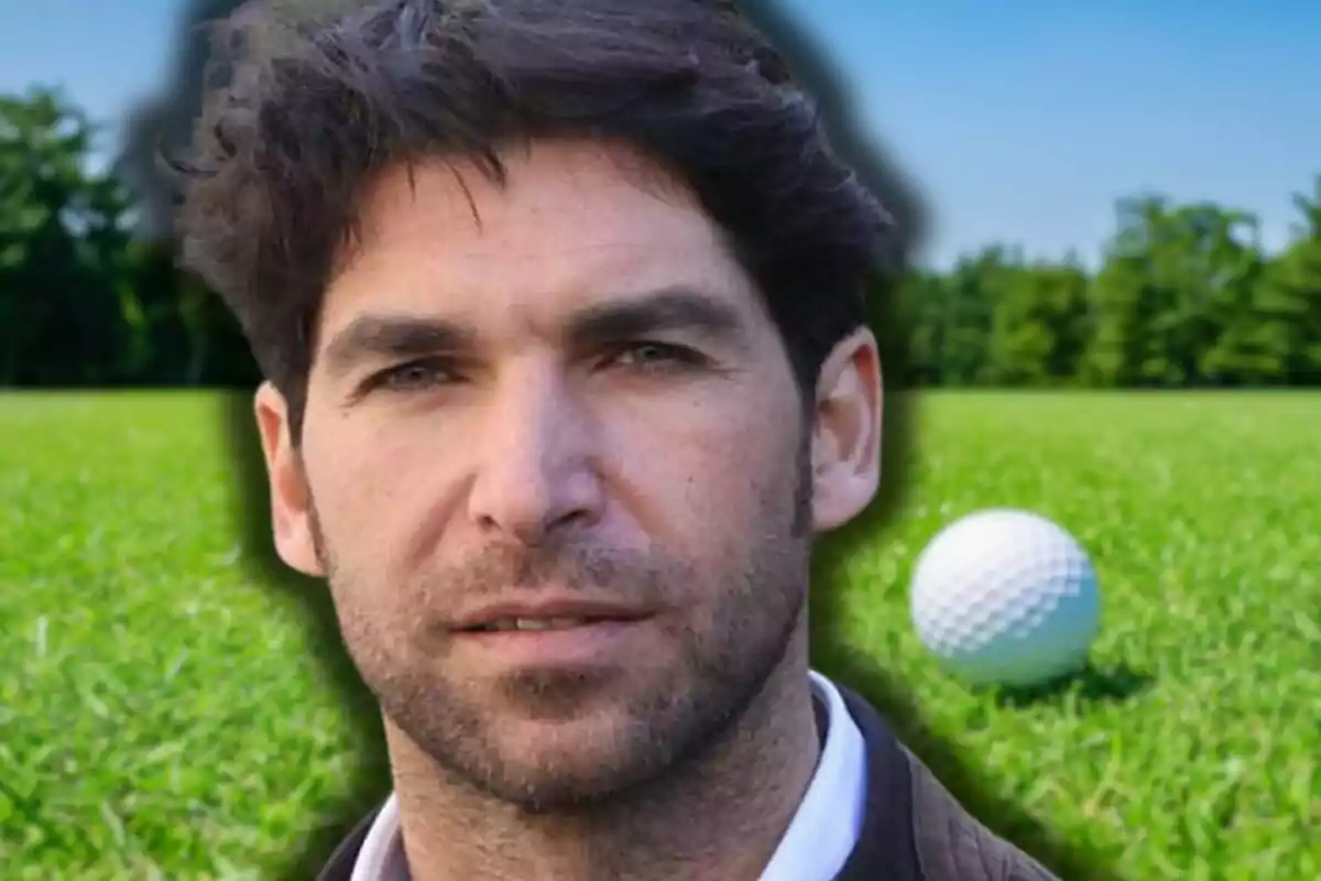 Cayetano Rivera en primer plano con un campo de golf y una pelota de golf en el fondo.