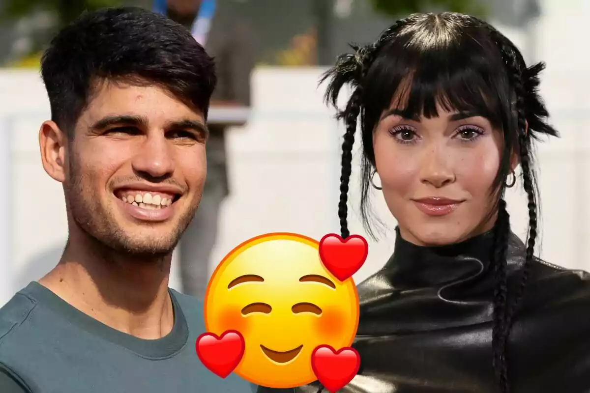 Carlos Alcaraz y Aitana posan mientras sonríen, con un emoji de cara sonriente y corazones superpuesto en el centro de la imagen.