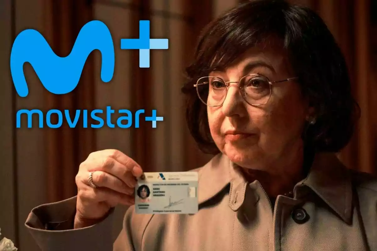 Carmen Machi con gafas sostiene un documento de identificación mientras el logotipo de Movistar+ aparece en la esquina superior izquierda.