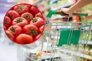 Montaje con un carrito en el pasillo de un supermercado y un círculo con varios tomates amontonados
