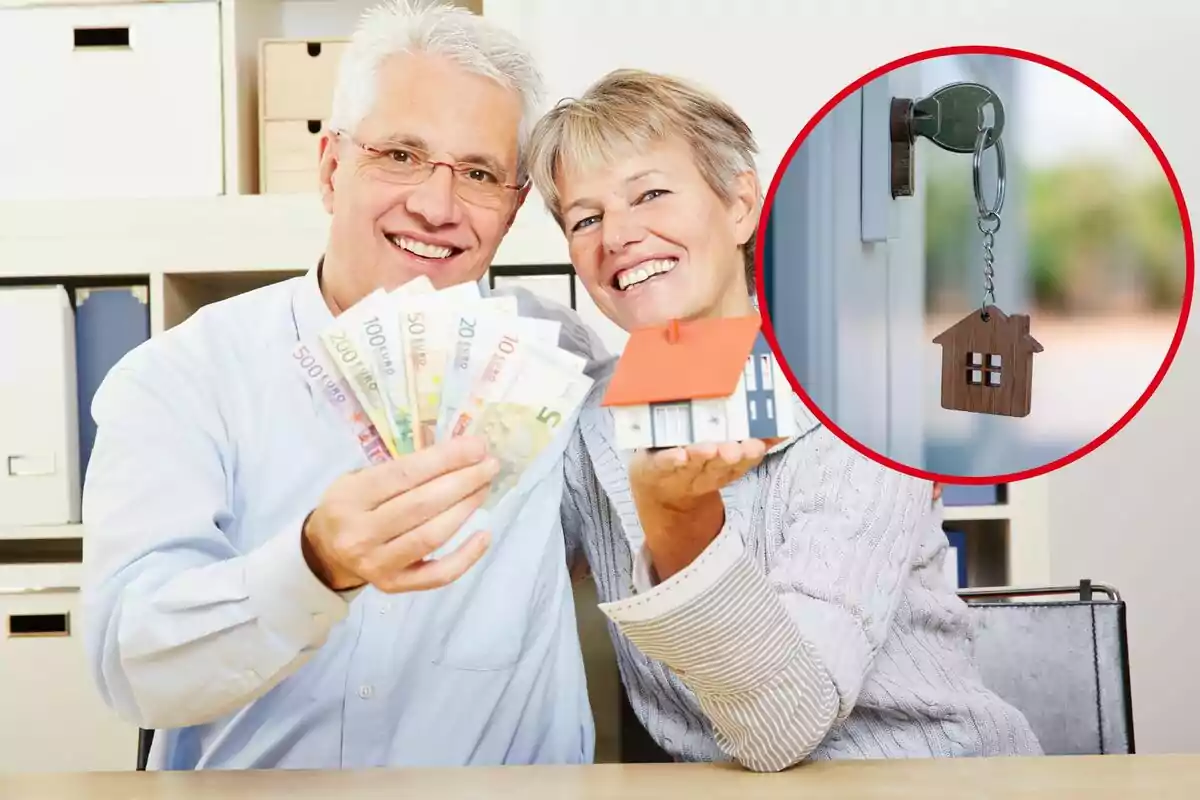 Una pareja mayor sonriente sostiene billetes de euro y una casa en miniatura, con una imagen insertada de una llave con un llavero de casa.