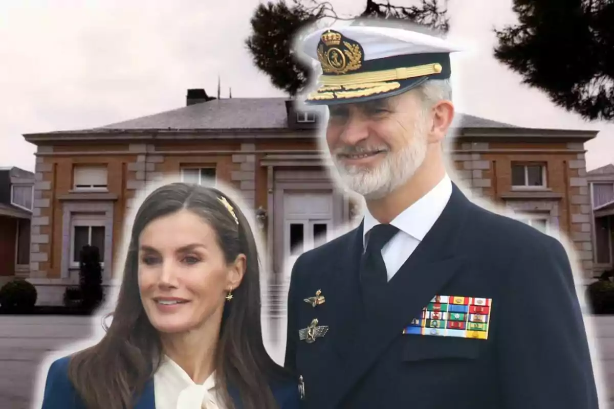 La reina Letizia y Felipe VI sonriente frente a un edificio elegante con un hombre en uniforme naval y una mujer con cabello largo y suelto.