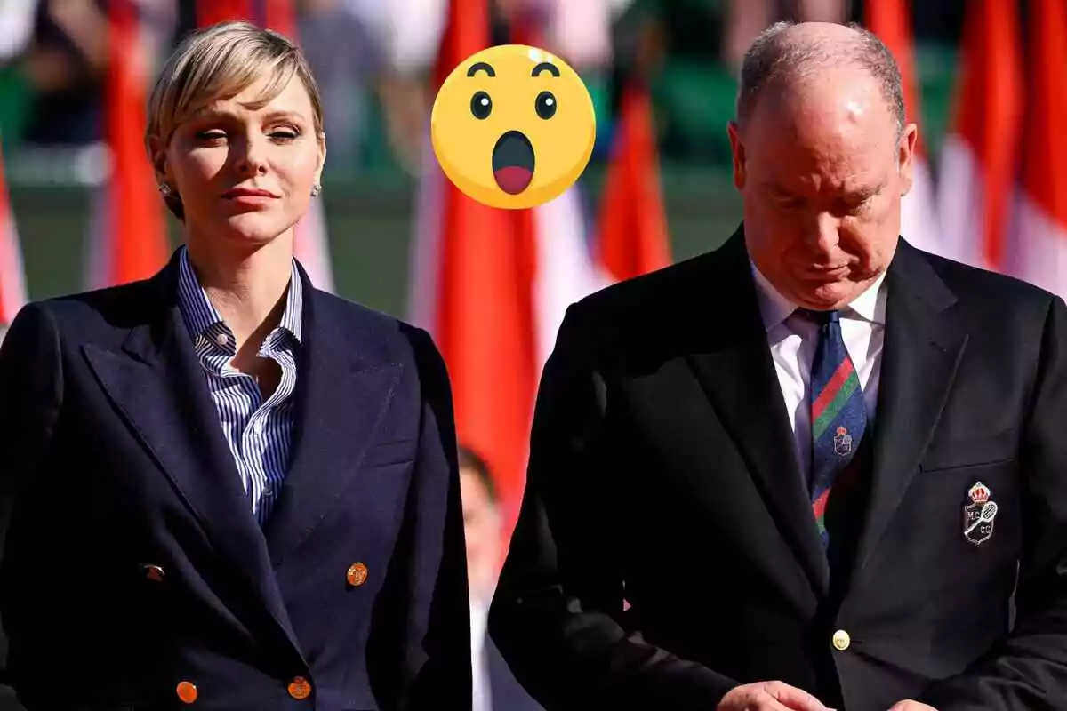 Charlene y Alberto de Monaco vestidos formalmente están de pie una al lado de la otra con un emoji sorprendido sobre ellos y banderas de fondo.