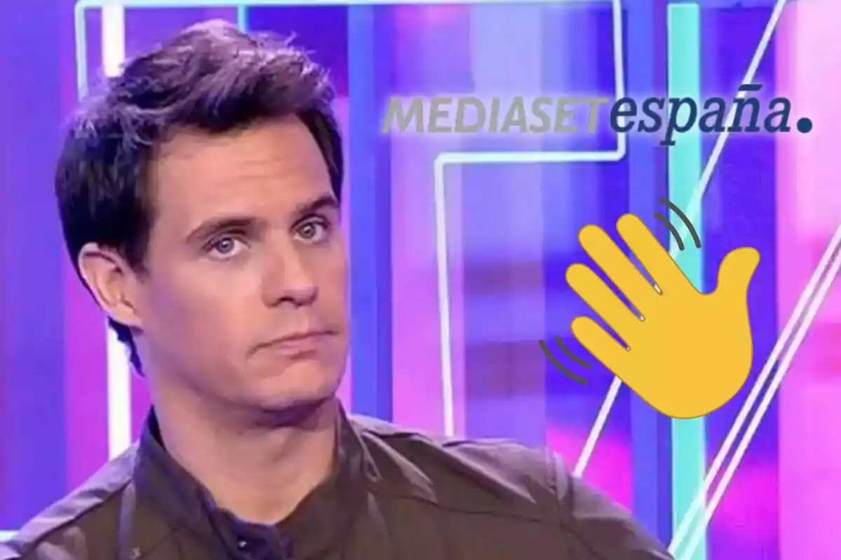 Christian Gálvez con expresión seria en un set de televisión con el logo de Mediaset España y un emoji de mano saludando.