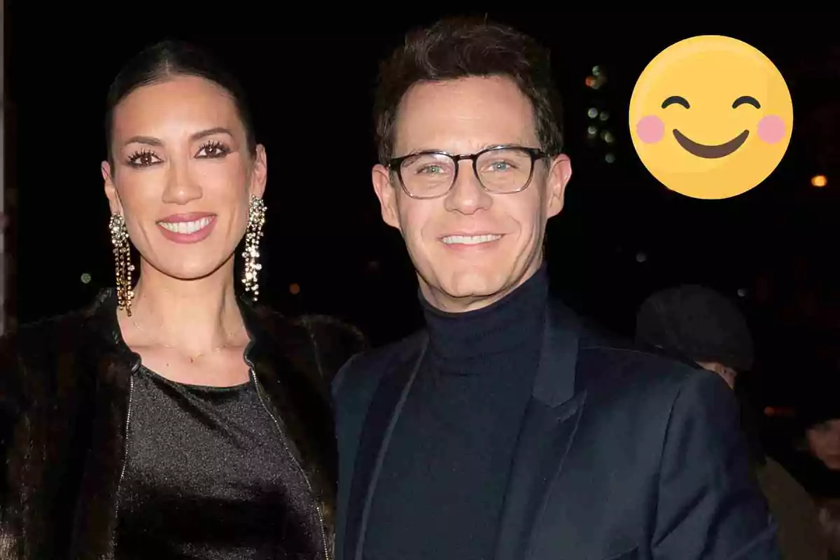 Patricia Pardo y Christian Gálvez posando para una foto en un evento nocturno con un emoji sonriente en la esquina superior derecha.