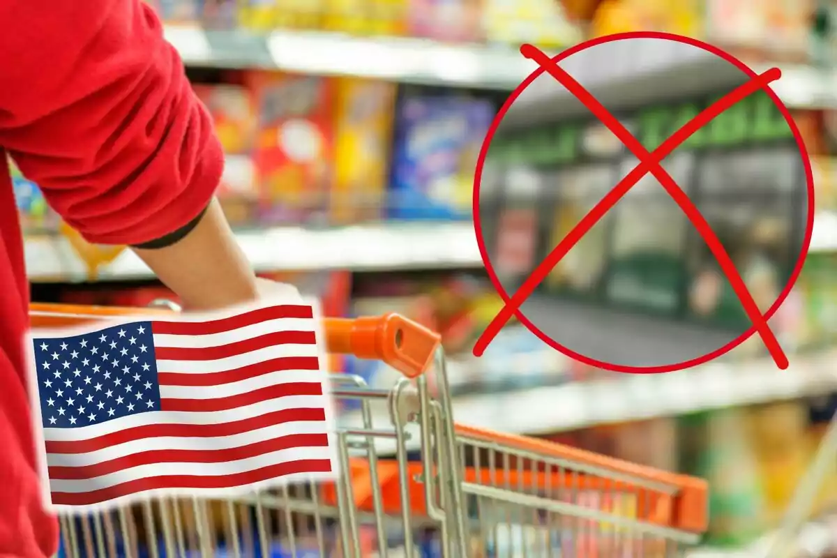 Persona empujando un carrito de compras con una bandera de Estados Unidos y un símbolo de prohibido sobre una tienda.