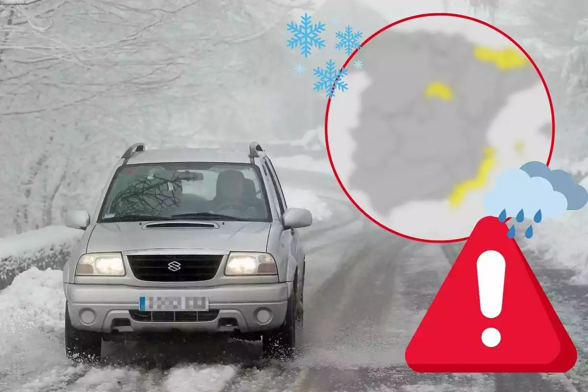 Un coche circula por una carretera nevada con un mapa del tiempo mostrando advertencias de nieve y lluvia.