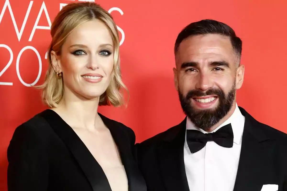 Imagen de Dani Carvajal junto su mujer Daphne Cañizares posando en un photocall