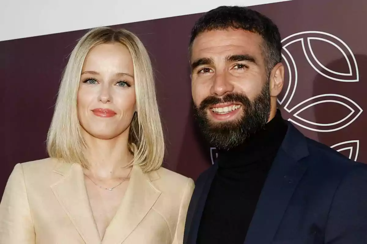 Imagen de Dani Carvajal junto su mujer Daphne Cañizares posando en un photocall