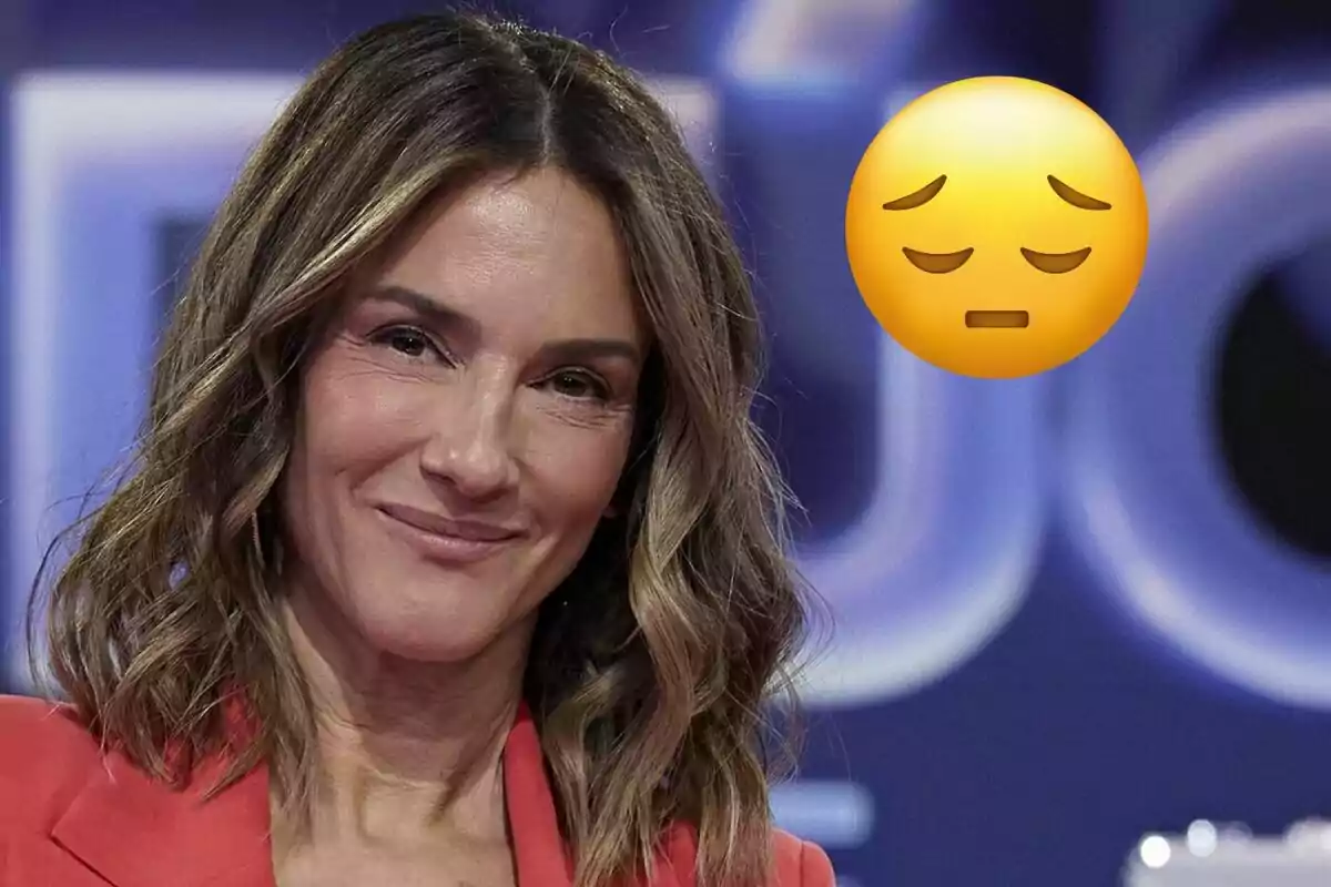 Imagen de Elena Rodríguez sonriendo con un emoji de cara triste al fondo.