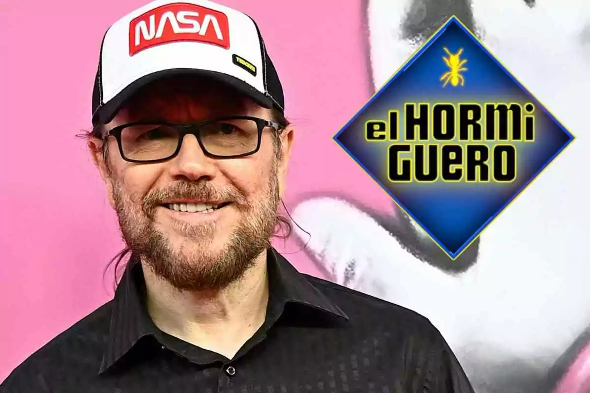 Montaje con el rostro de Santiago Segura sonriendo junto a un logo de 'El Hormiguero'