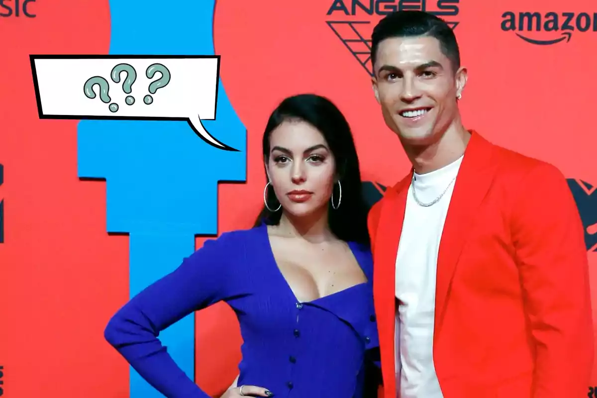 Cristiano Ronaldo y Georgina Rodríguez posando en un evento con un fondo rojo y azul, con un globo de diálogo que contiene signos de interrogación.