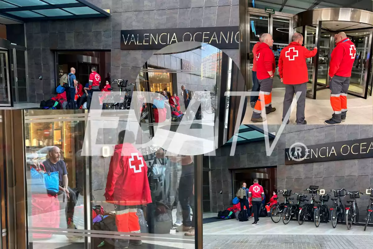 Personas de la Cruz Roja están reunidas frente al hotel "Meliá Valencia Oceanic"