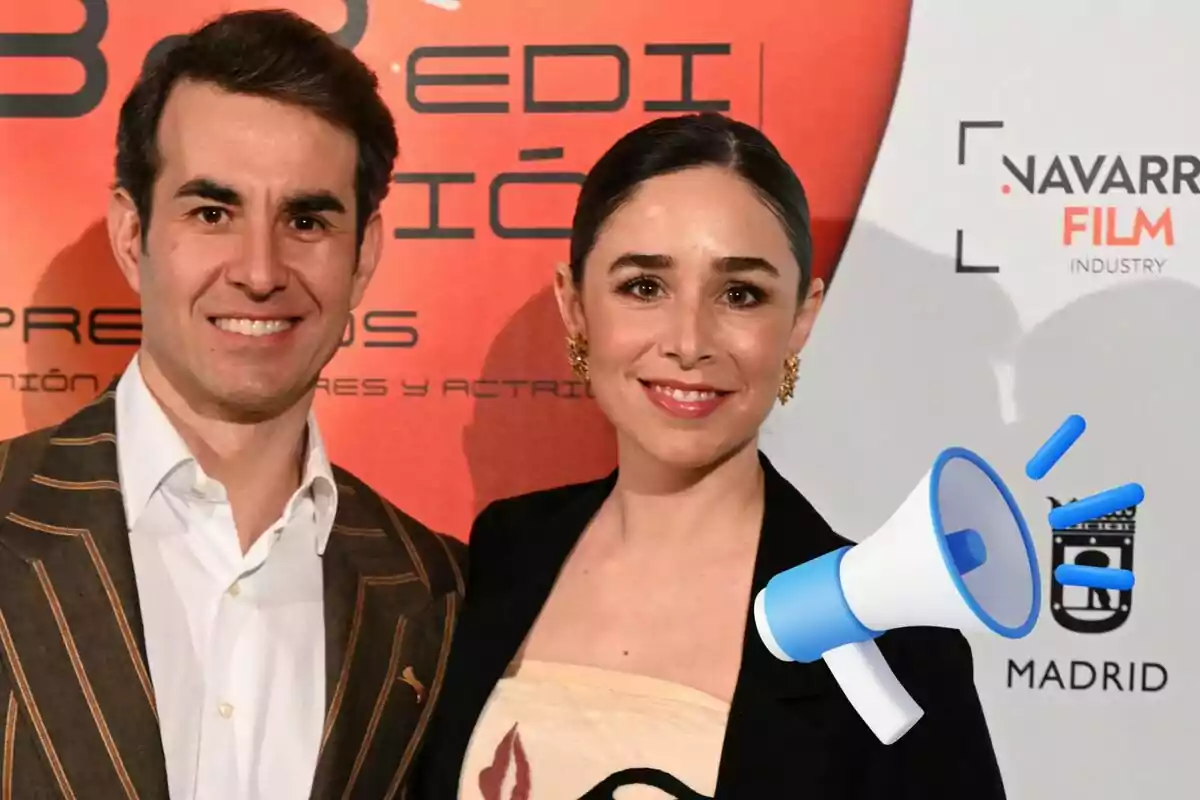 Daniel Murriel y Candela Serrat posan sonrientes frente a un fondo con logotipos y un megáfono gráfico.