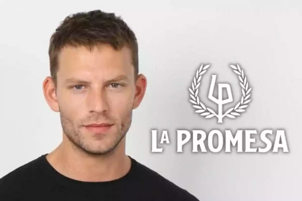 Daniel Schroeder con cabello corto y barba ligera está frente a un fondo blanco junto al logo de "La Promesa".