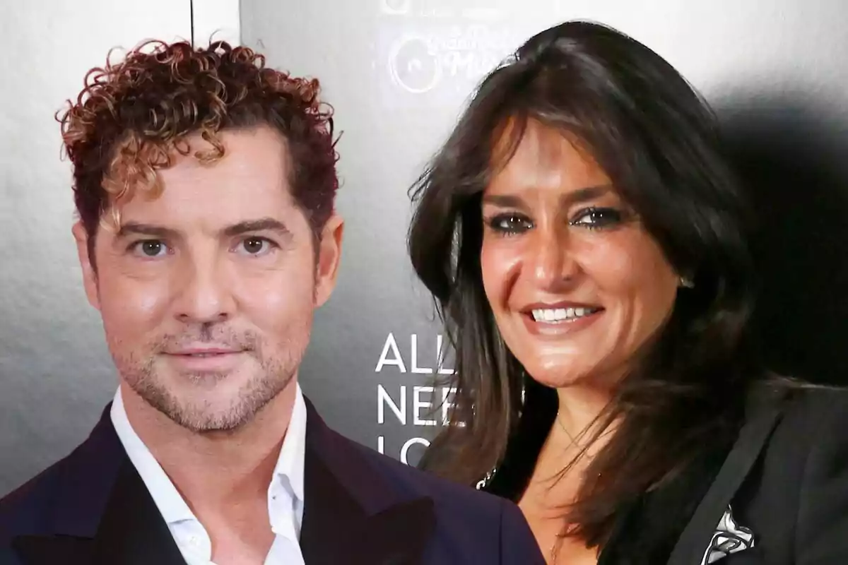 David Bisbal y Aída Nízar posando juntas en un evento con fondo oscuro.