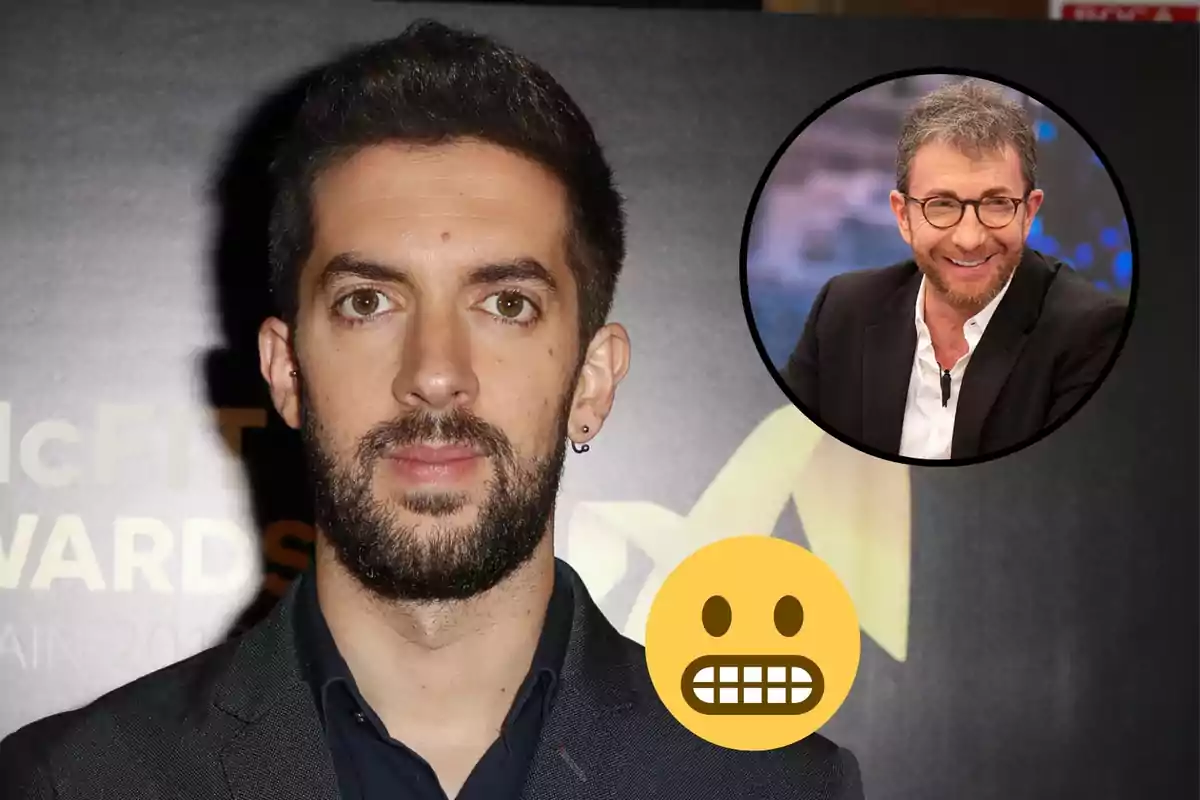 David Broncano barba y cabello oscuro, con una expresión seria, aparece en primer plano; en la esquina superior derecha hay un círculo con la imagen de Pablo Motos con gafas y barba, sonriendo, y un emoji con una expresión de dientes apretados está superpuesto en la parte inferior de la imagen.